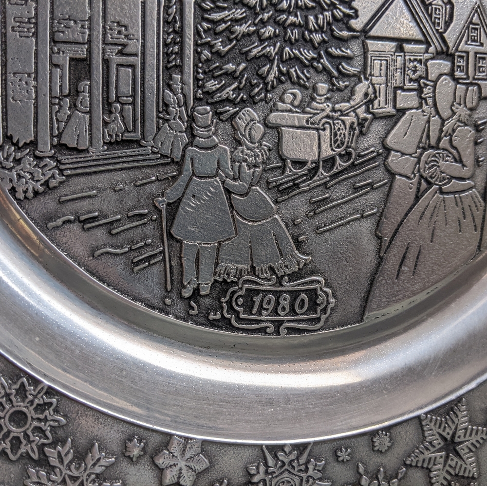 Wilton 1980 Christmas Plate with Snowflake Border - Picture 4 of 8